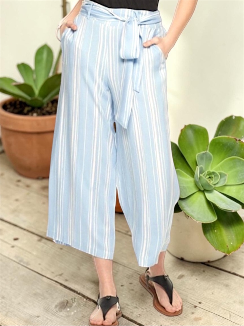 ✨ Candie’s Light Blue Striped Wide Leg Crop Pants – Size Medium
